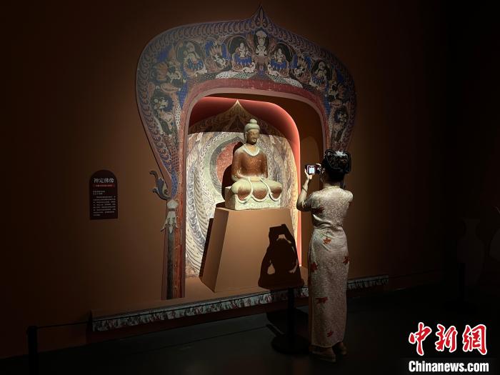 瓷画邂逅敦煌壁画 江西“博物馆奇妙夜”演绎“釉见敦煌”