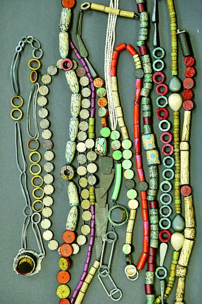 大漆髹巧饰 古艺焕新辉——传统漆艺在当代首饰设计中的应用 大漆髹巧饰 古艺焕新辉——传统漆艺在当代首饰设计中的应用