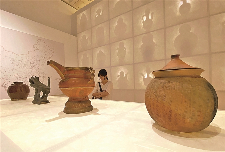 一抔乡土融万象——“中国现代民间陶瓷艺术展”印象
