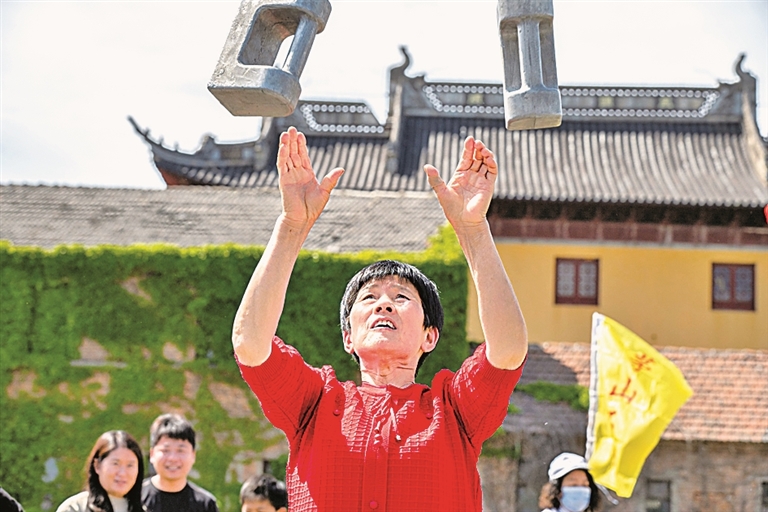 江苏泰州：石锁翻飞 古技新传
