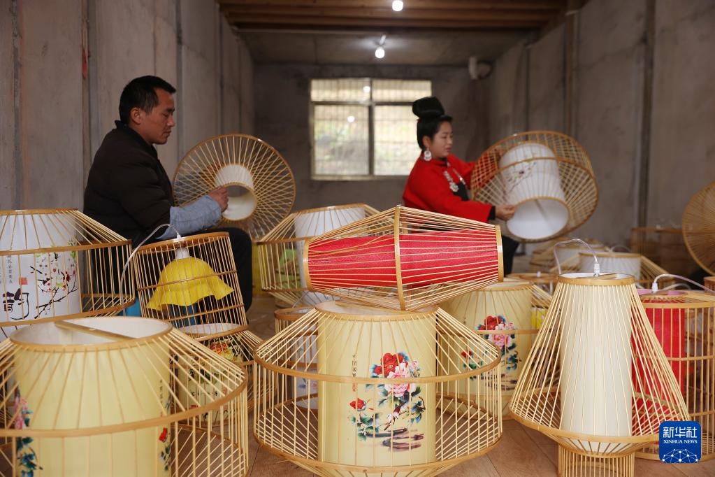 贵州丹寨：赶制特色灯具迎春节